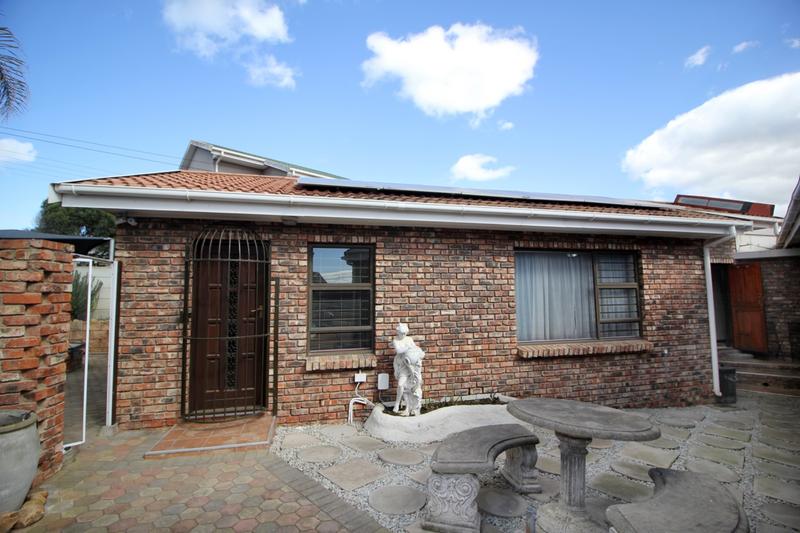 4 Bedroom Property for Sale in Fraaiuitsig Western Cape